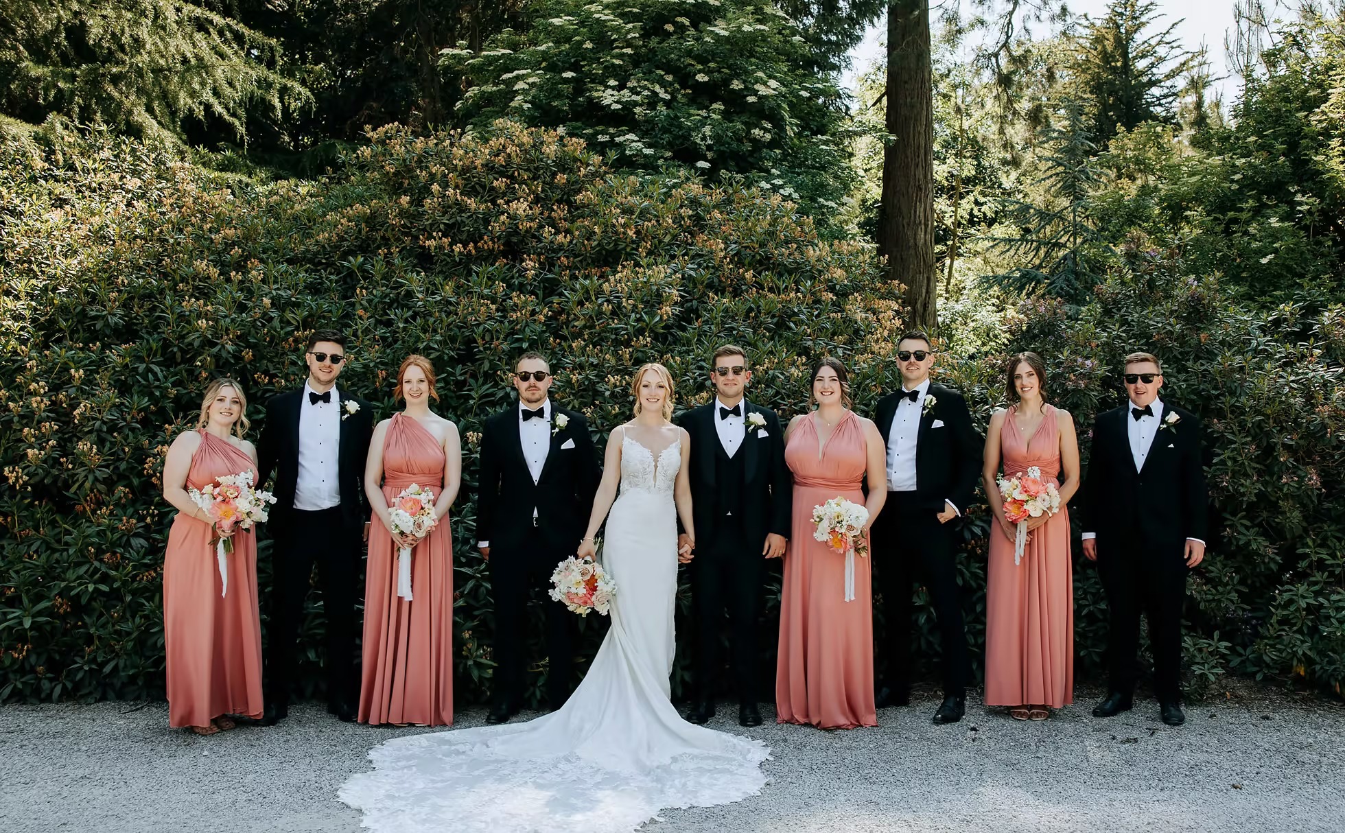 Full Bridal & Groom Party with the Bride at a Middleton Lodge Wedding